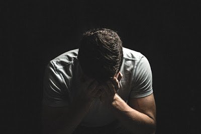 आपका भविष्य खराब कर रही हैं ये 8 आदतें