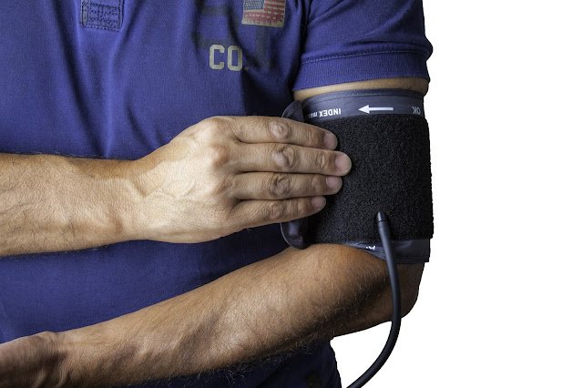 बीमारी का वहम (Hypochondriasis): रोगभ्रम के लक्षण, कारण और इस मानसिक जाल से बाहर निकलने के उपाय | Vhoriginal