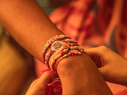 रक्षाबंधन क्यों मनाया जाता है? जानिए इसका महत्व, इतिहास और पौराणिक कथाएं
