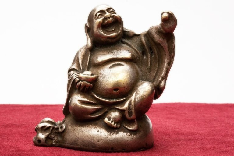 लाफिंग बुद्धा कौन है लाफिंग बुद्धा की कहानी | laughing buddha story in hindi