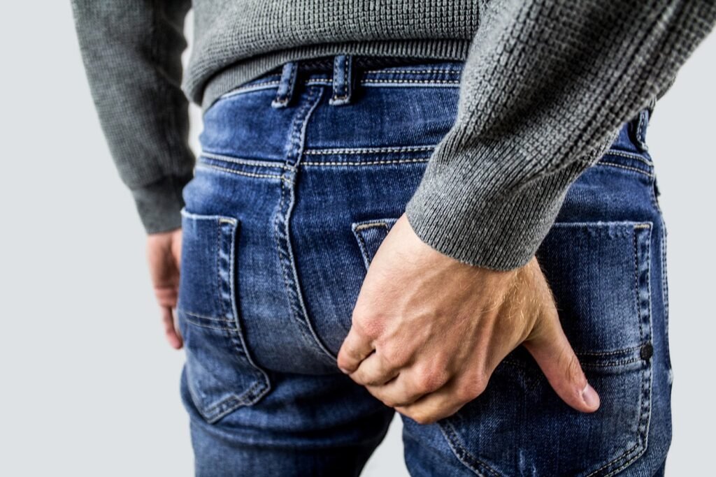 पादना क्या होता है लोग पादते क्यों हैं | What is farting in Hindi