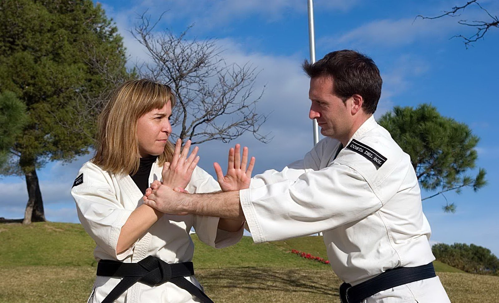 महिला आत्मरक्षा की 4 तकनीक, इसे लड़के भी प्रयोग कर सकते है | women's self defense techniques in hindi