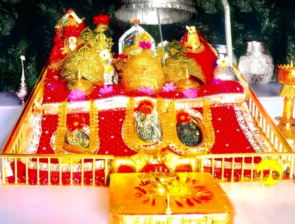 इंदौर के वैष्णो देवी मंदिरों का दिव्य दर्शन: तस्वीरों में श्रद्धा और शांति