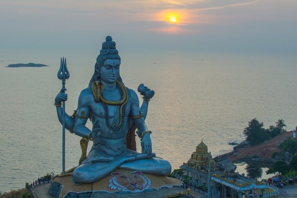 महाशिवरात्रि की पौराणिक कहानियाँ: शिव-पार्वती विवाह से लेकर नीलकंठ बनने तक का विस्तृत वर्णन और महत्व