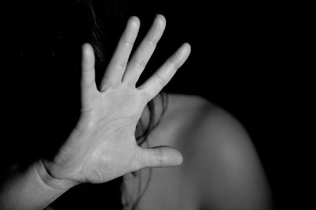 एक डरपोक इंसान हमेशा इन 4 चीजों से घबराता है (Fear Psychology) | मन का डर कैसे निकालें?