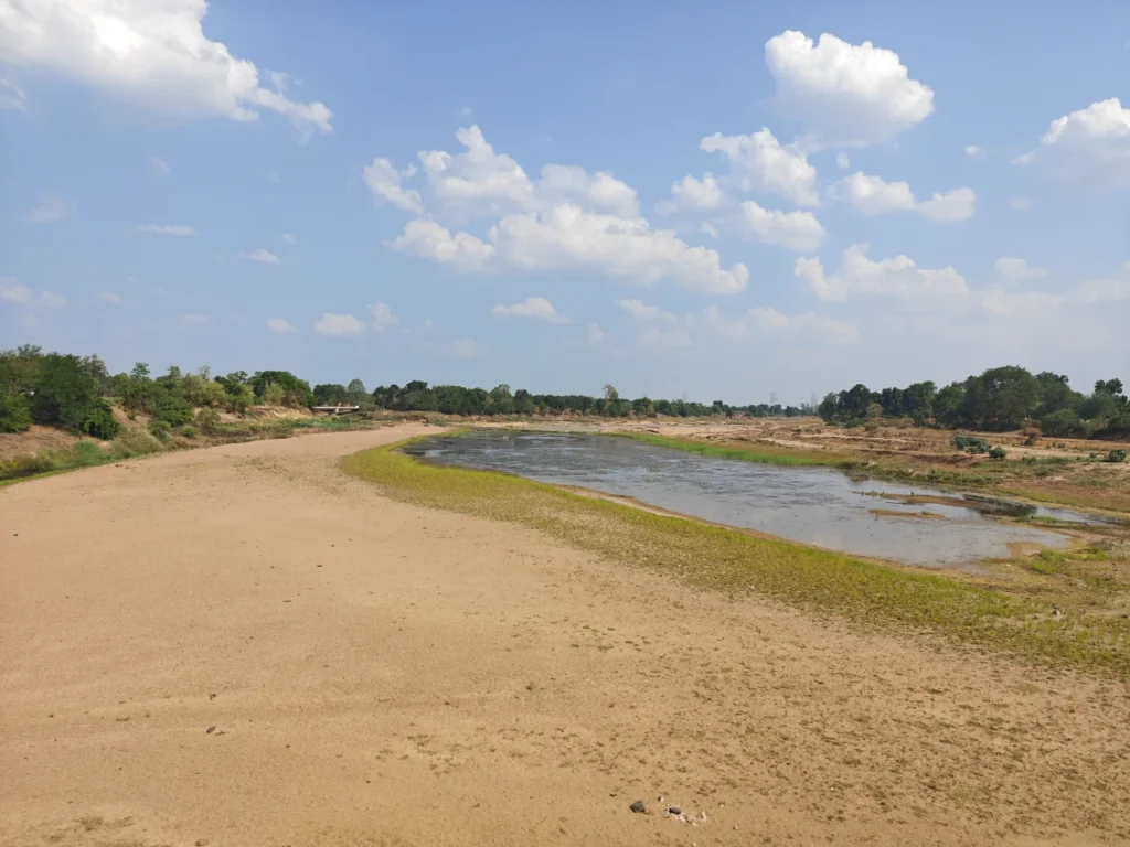 सूखती नदियाँ, घटता जल स्तर: क्या हम बचा पाएंगे अपना भविष्य?