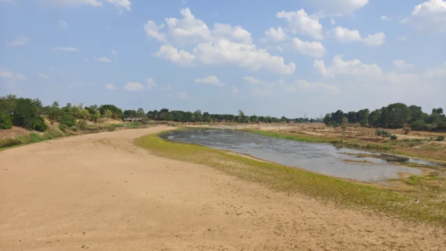सूखती नदियाँ, घटता जल स्तर: क्या हम बचा पाएंगे अपना भविष्य?