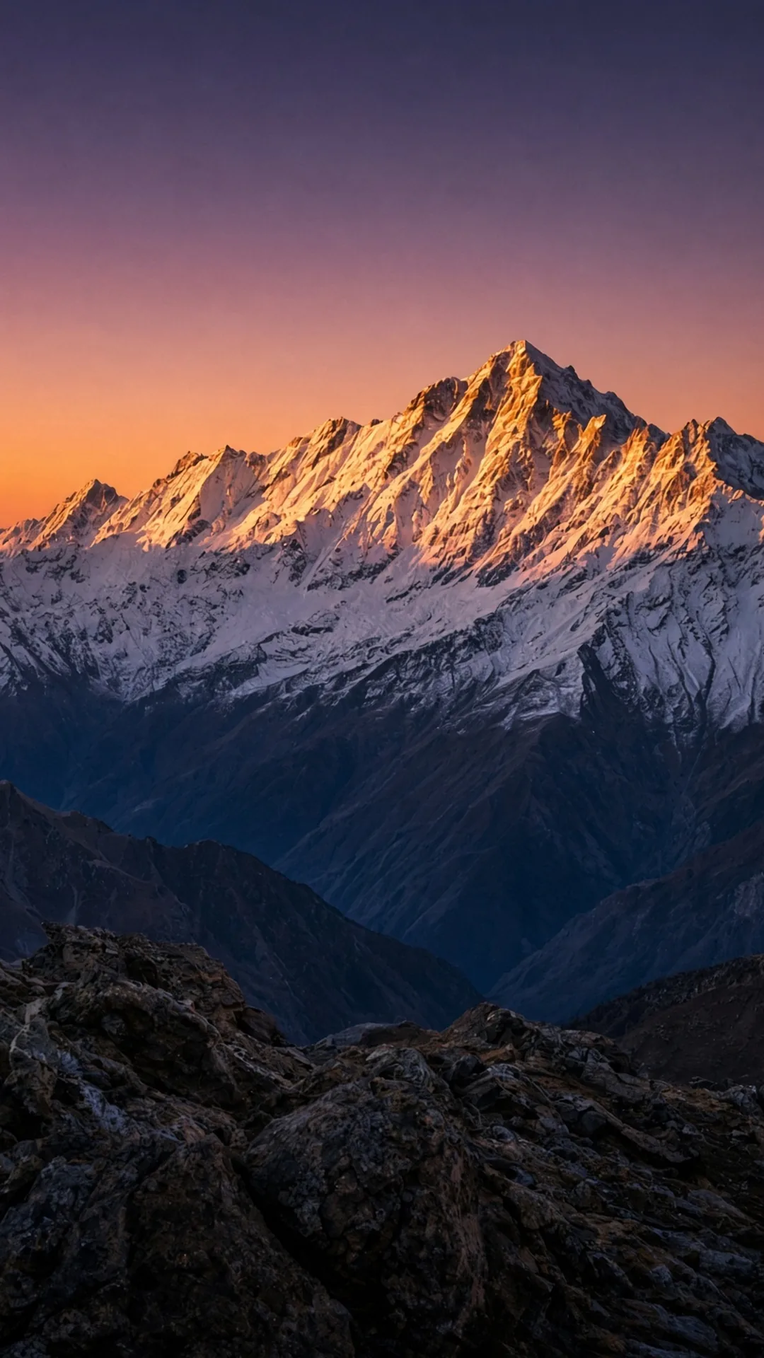 पहाड़ पर आखिरी धूप — लॉक स्क्रीन के लिए शांत 4K वॉलपेपर।