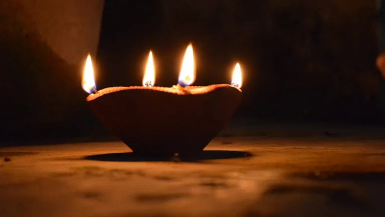 ভূত চতুর্দশী: চোদ্দো শাক ও চোদ্দো প্রদীপ কেন দেওয়া হয়?
