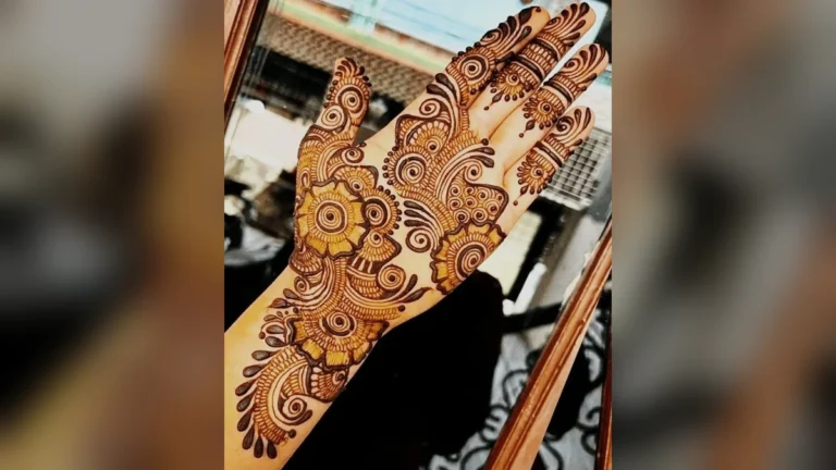 दुल्हन के लिए पारंपरिक और आधुनिक मेहंदी डिज़ाइन का खूबसूरत संगम।