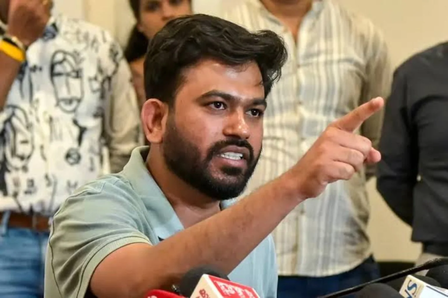 मीडिया से बात करते अभिजीत दिपके की उपयोगकर्ता द्वारा दी गई फोटो