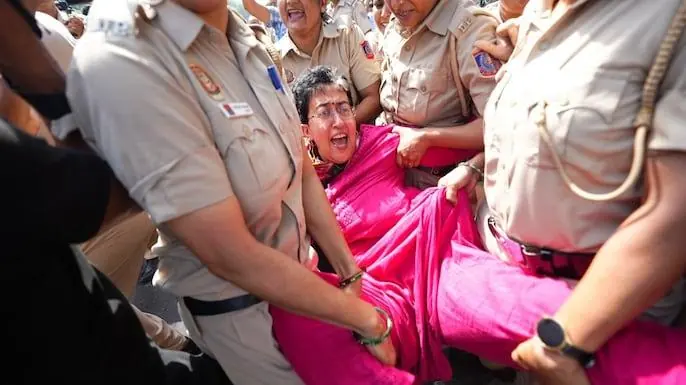 दिल्ली में आतिशी को पुलिस हिरासत में ले जाती हुई। 2 अक्टूबर 2026।