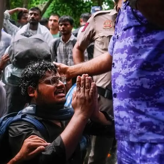 वृंदा करात जंतर-मंतर प्रदर्शन के दौरान हिरासत में। 2 अक्टूबर 2026।