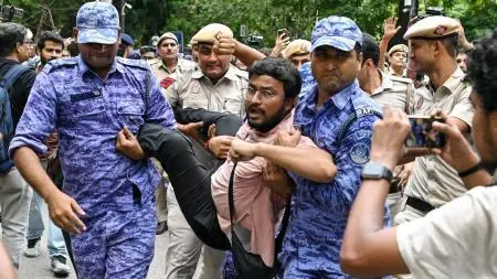 अभिजीत दीपके माइक पर। कॉकरोच जनता पार्टी का मंच।