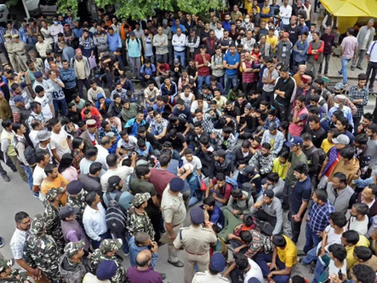 अभिजीत दीपके, कॉकरोच जनता पार्टी।