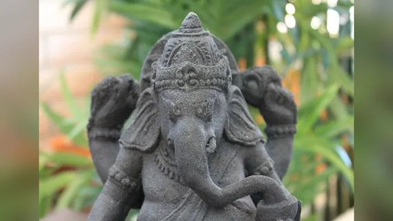भगवान गणेश की संपूर्ण कथा, उनके जन्म और प्रथम पूज्य होने का रहस्य जानें।