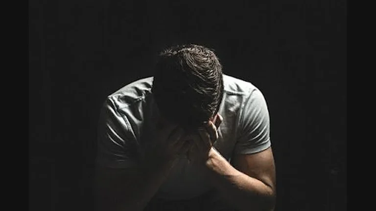 आपका भविष्य खराब कर रही हैं ये 8 आदतें