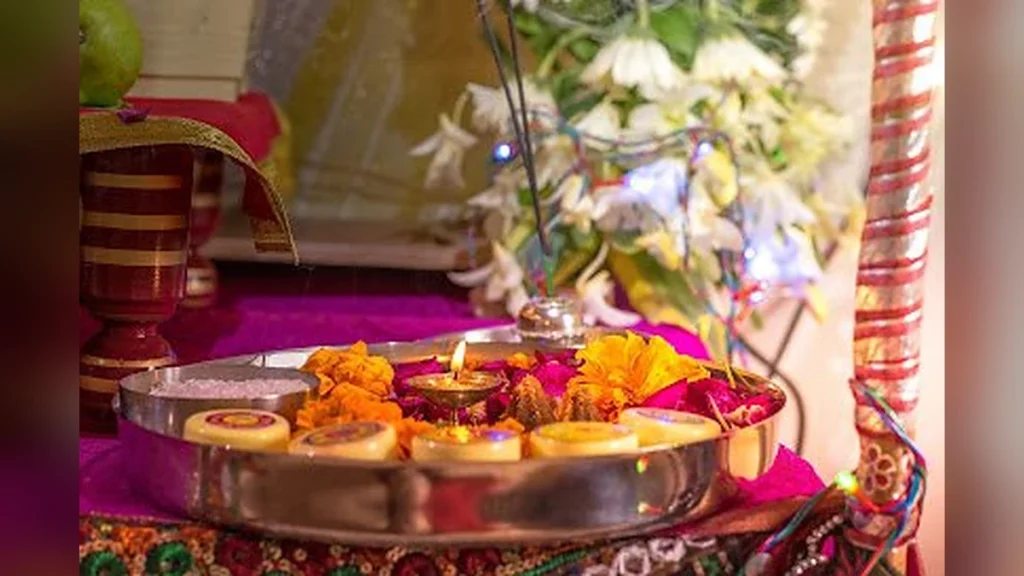 हरछठ पूजा के शुभ अवसर पर महिलाएं व्रत रखती और विधिवत पूजा करती हुईं।