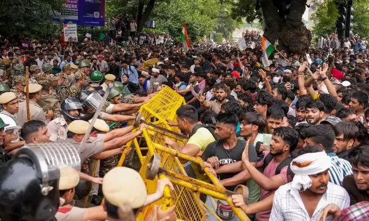 जंतर-मंतर पर तिरंगा और प्रदर्शनकारी। 2 अक्टूबर 2026।