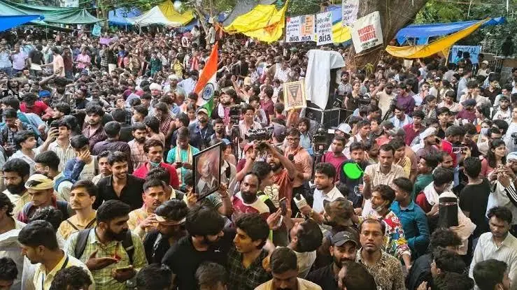 जंतर-मंतर से प्रदर्शनकारियों को पुलिस ले जाती हुई। 2 अक्टूबर 2026।