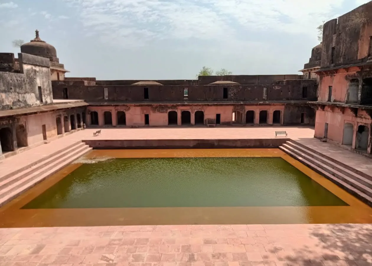 Courtyard and steps surrounding the Moti Mahal tank