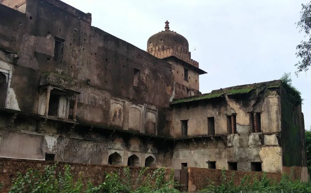 Palace walls and dome at Moti Mahal Ramnagar