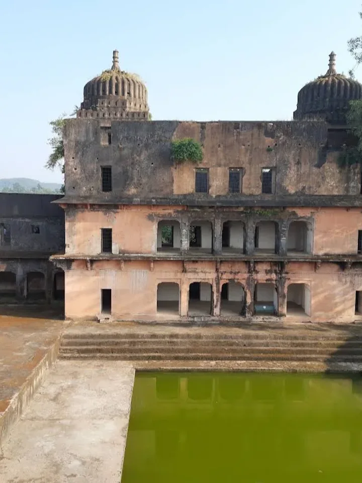 मोती महल रामनगर मंडला का मुख्य भवन और कुंड