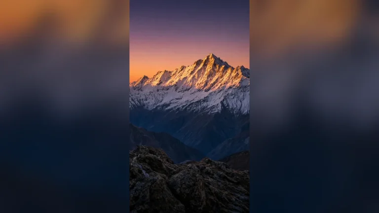 पहाड़ पर आखिरी धूप — लॉक स्क्रीन के लिए शांत 4K वॉलपेपर।