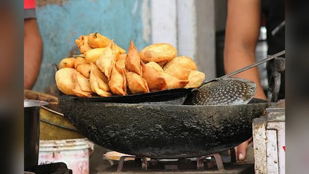 मध्य प्रदेश के टॉप 5 देसी स्ट्रीट फूड्स। इन लाजवाब व्यंजनों का स्वाद चखें!
